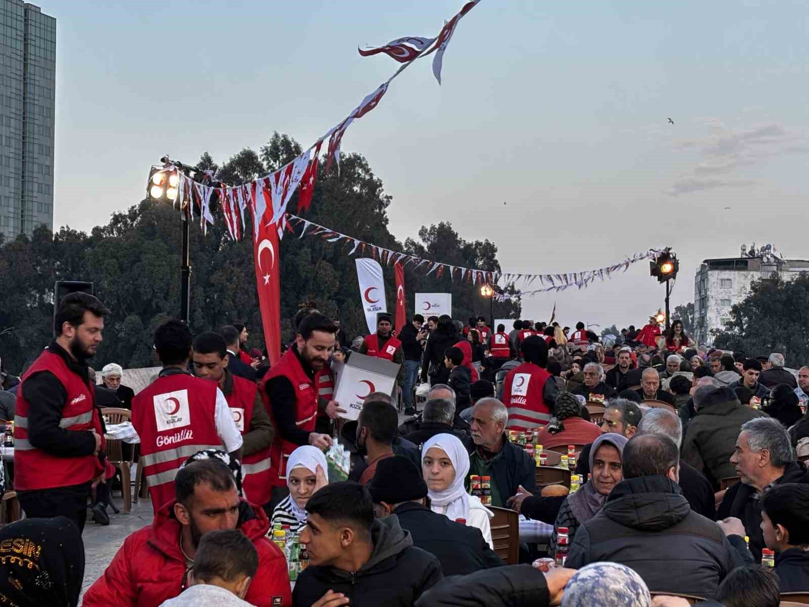 Kızılay’ın geleneksel Taşköprü iftarında binlerce kişi aynı sofrada buluştu
