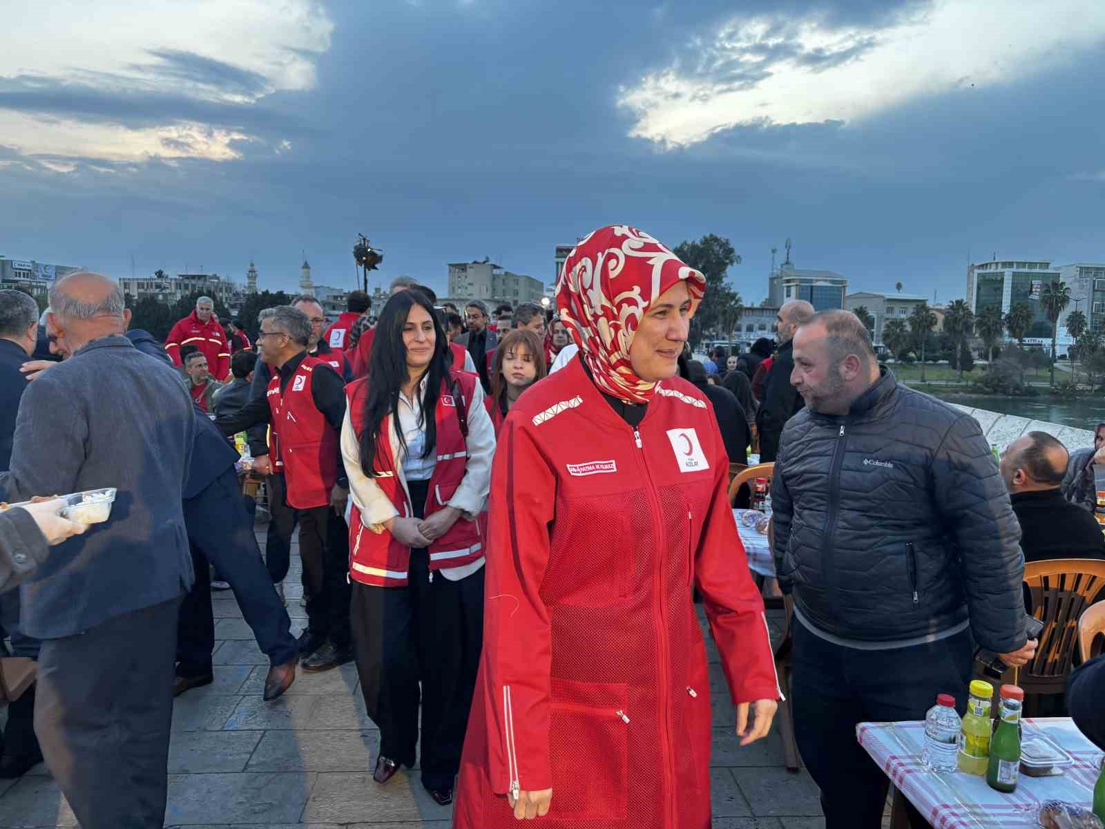 Kızılay’ın geleneksel Taşköprü iftarında binlerce kişi aynı sofrada buluştu
