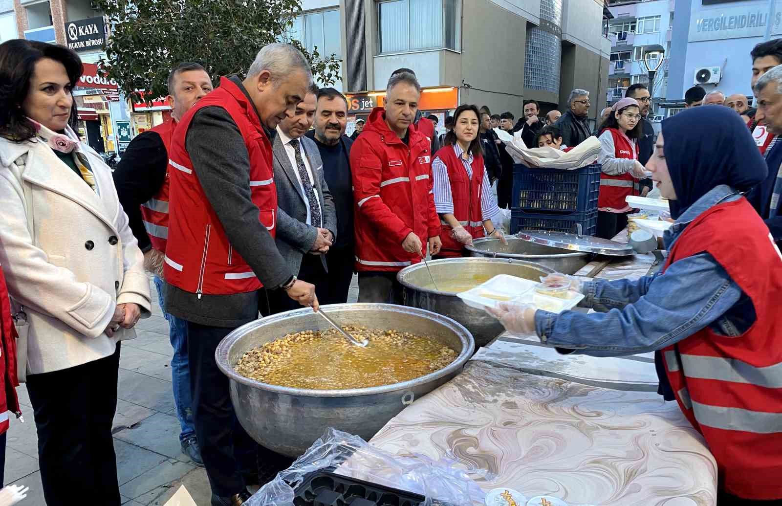 Kızılay’ın iftar çadırı Alaşehir’de dayanışmanın simgesi oldu
