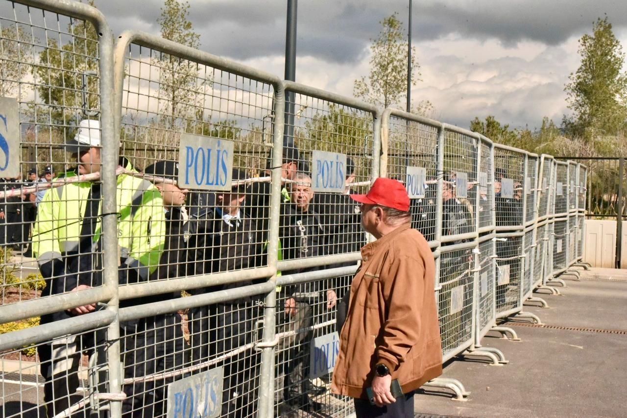 KKTC’de fiber optik protokolüne karşı Meclis önünde eylem
KKTC’de fiber optik protokolüne karşı Meclis önünde eylem