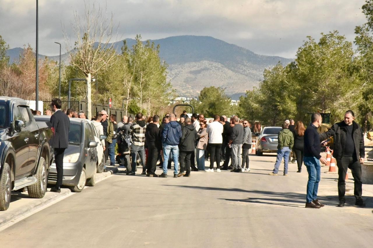 KKTC’de fiber optik protokolüne karşı Meclis önünde eylem
KKTC’de fiber optik protokolüne karşı Meclis önünde eylem