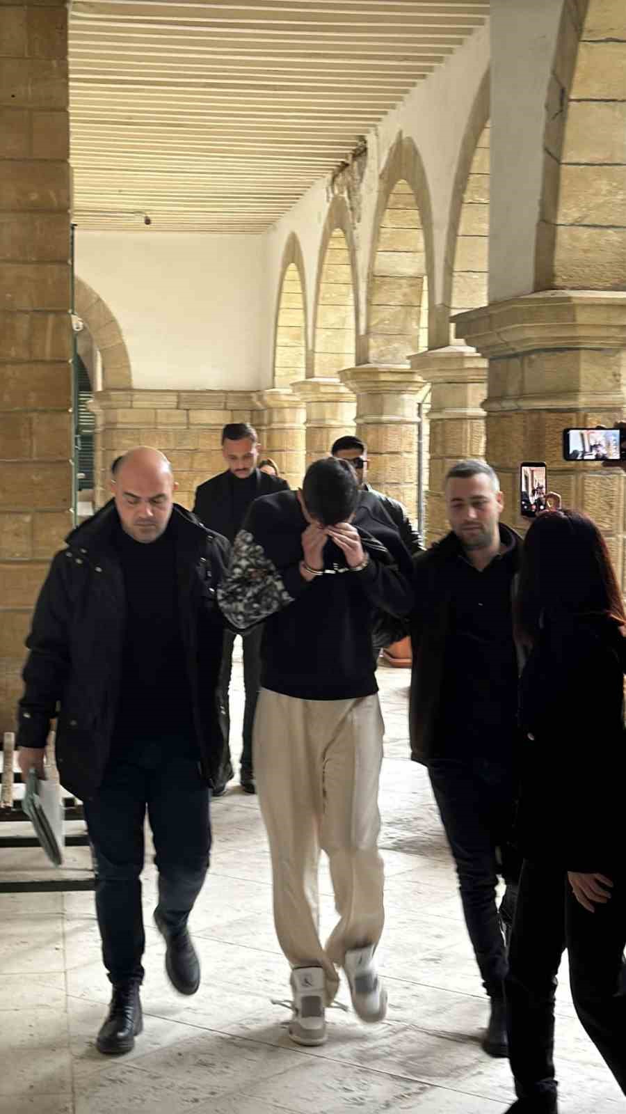 KKTC’de otomobil galerisinin kurşunlamasında zanlılara 7’şer gün tutukluluk
KKTC’de otomobil galerisinin kurşunlamasında zanlılara 7’şer gün tutukluluk