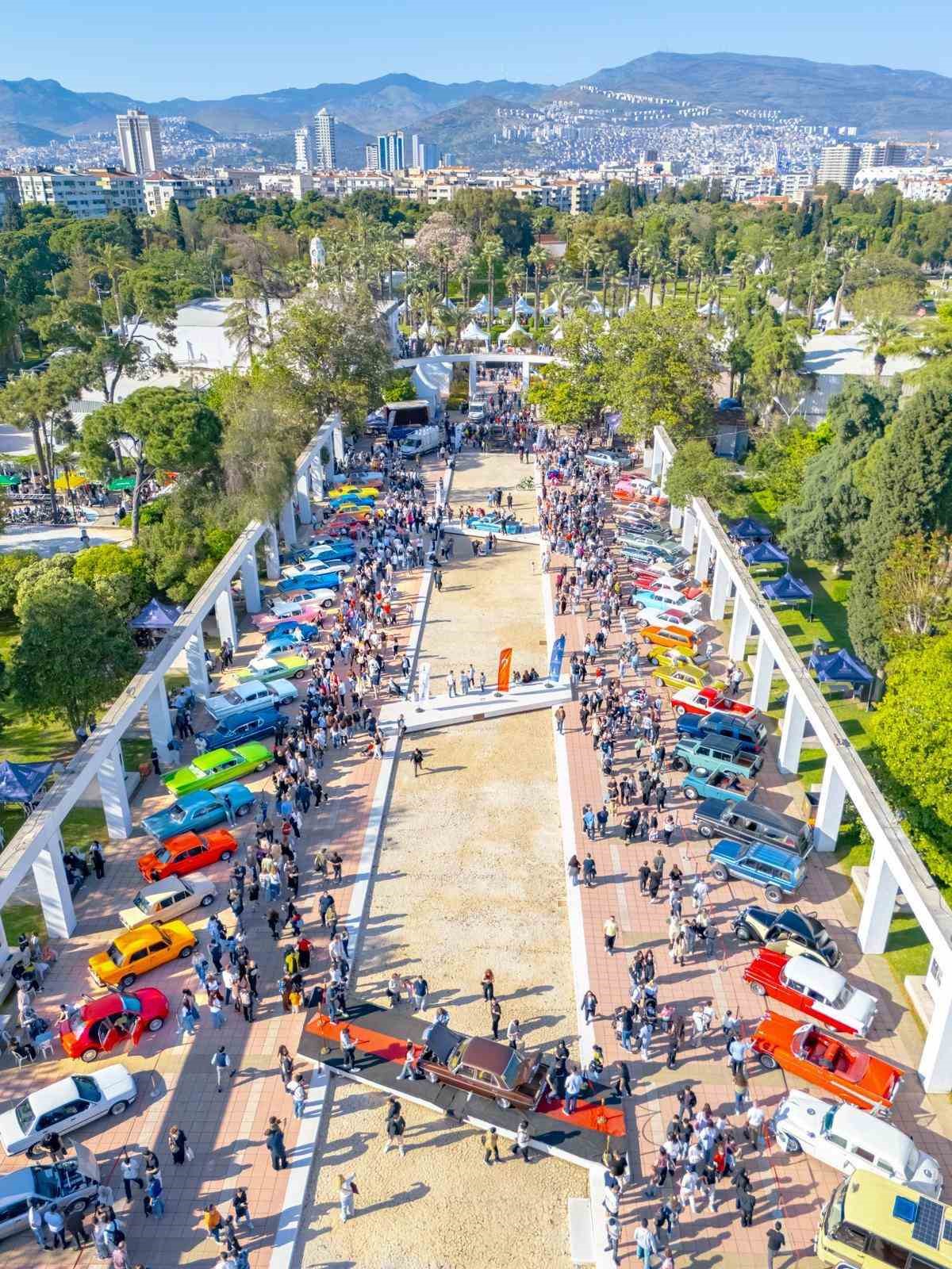 Klasik Otomobil Sergisi ziyaretçilerini zaman yolculuğuna çıkardı
