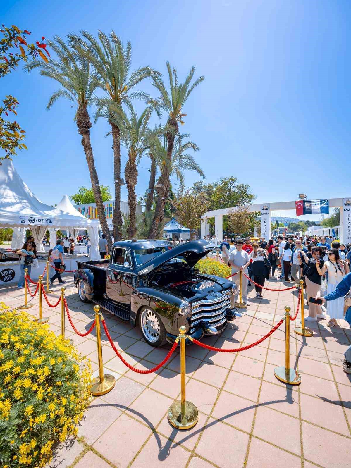 Klasik Otomobil Sergisi ziyaretçilerini zaman yolculuğuna çıkardı
