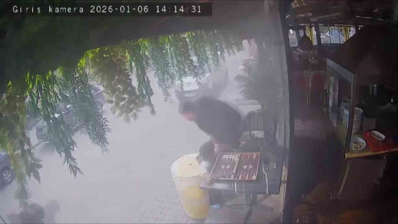 Klima borusu bomba gibi patladı: Müşteriler sokağa kaçtı
