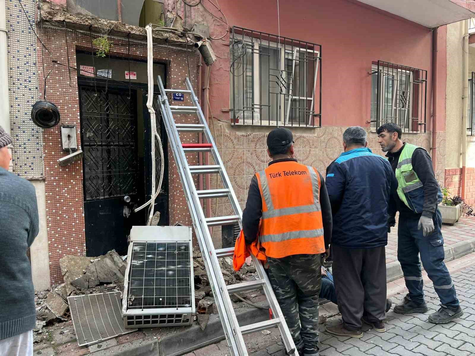 Klima motoru yerinden çıktı, işçi yere çakıldı
