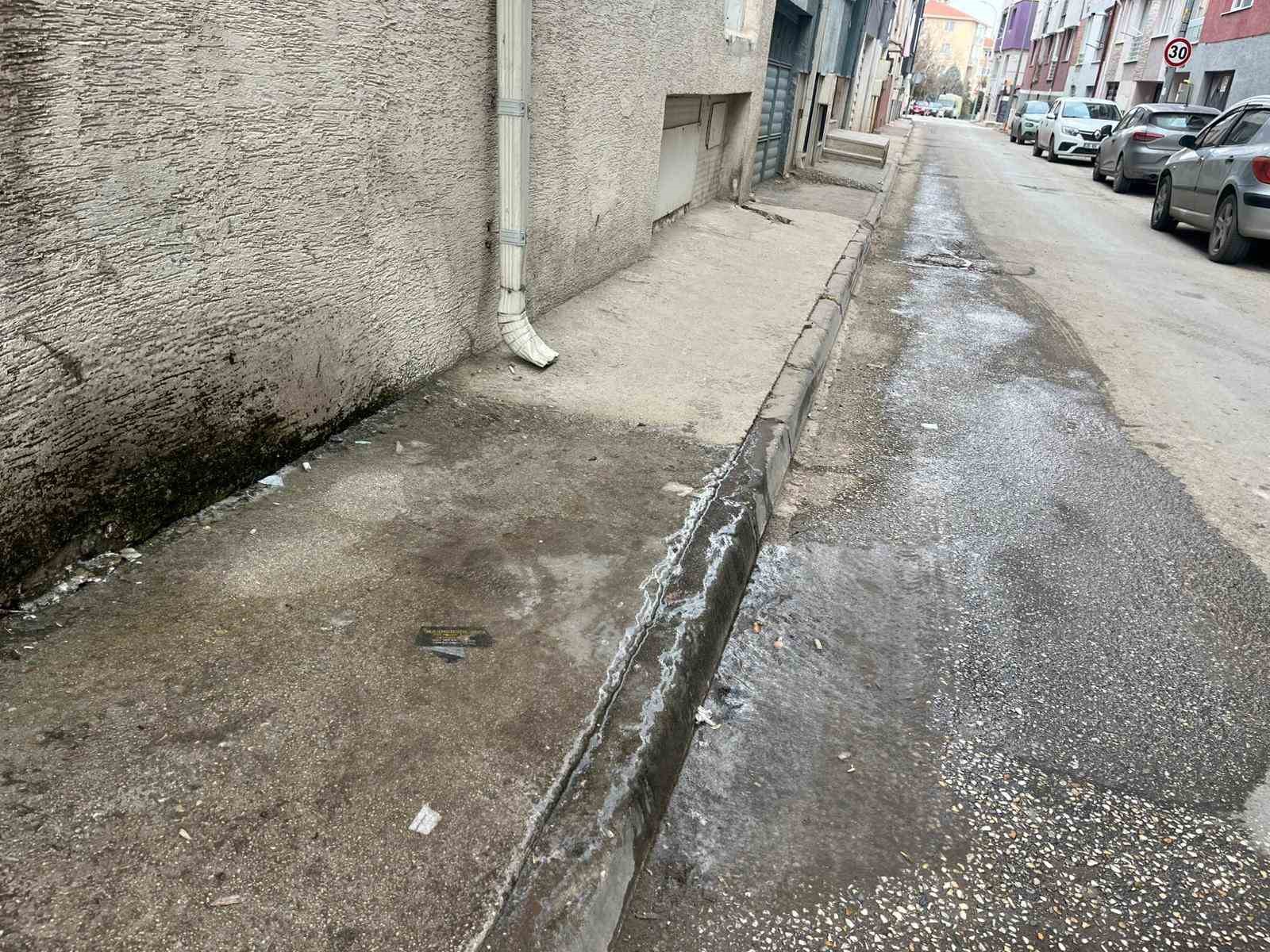 Klima suyu kaldırımı buz pistine çevirdi
