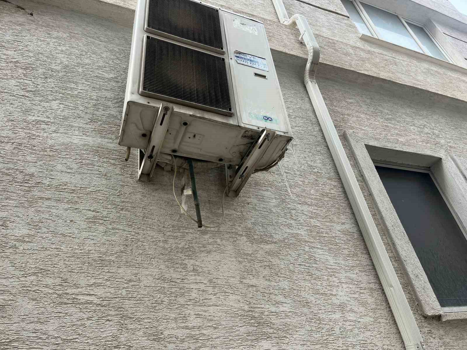 Klima suyu kaldırımı buz pistine çevirdi
