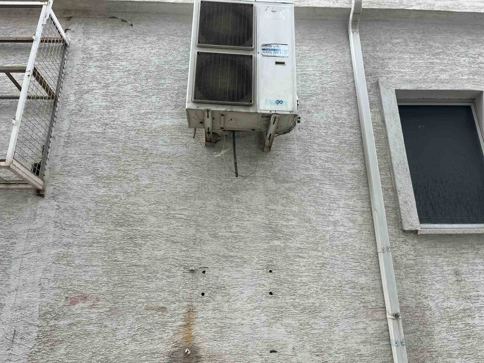 Klima suyu kaldırımı buz pistine çevirdi
