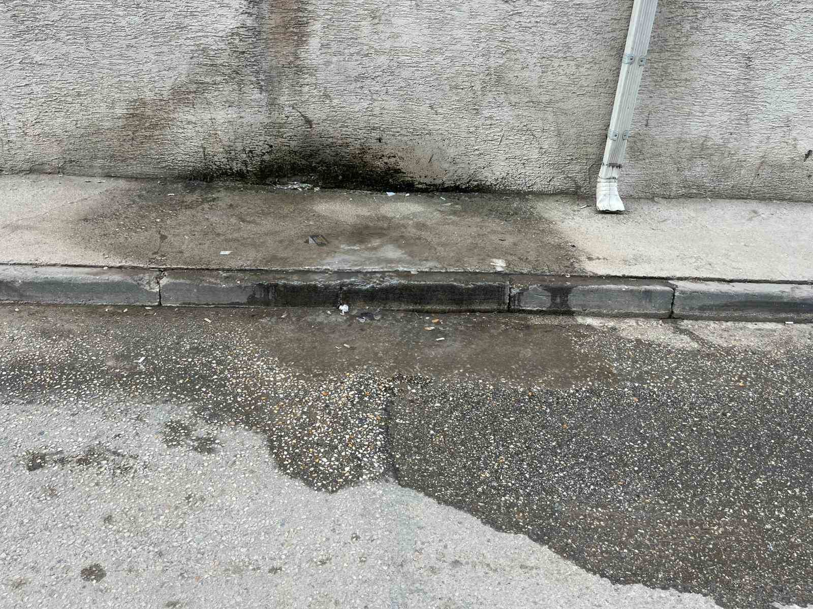 Klima suyu kaldırımı buz pistine çevirdi
