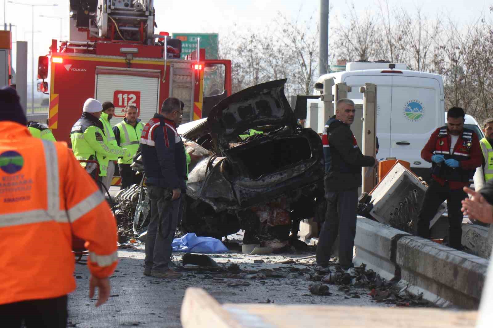 KMO’da feci kaza: Bariyerlere çarptı alev aldı, sürücü olay yerinde hayatını kaybetti

