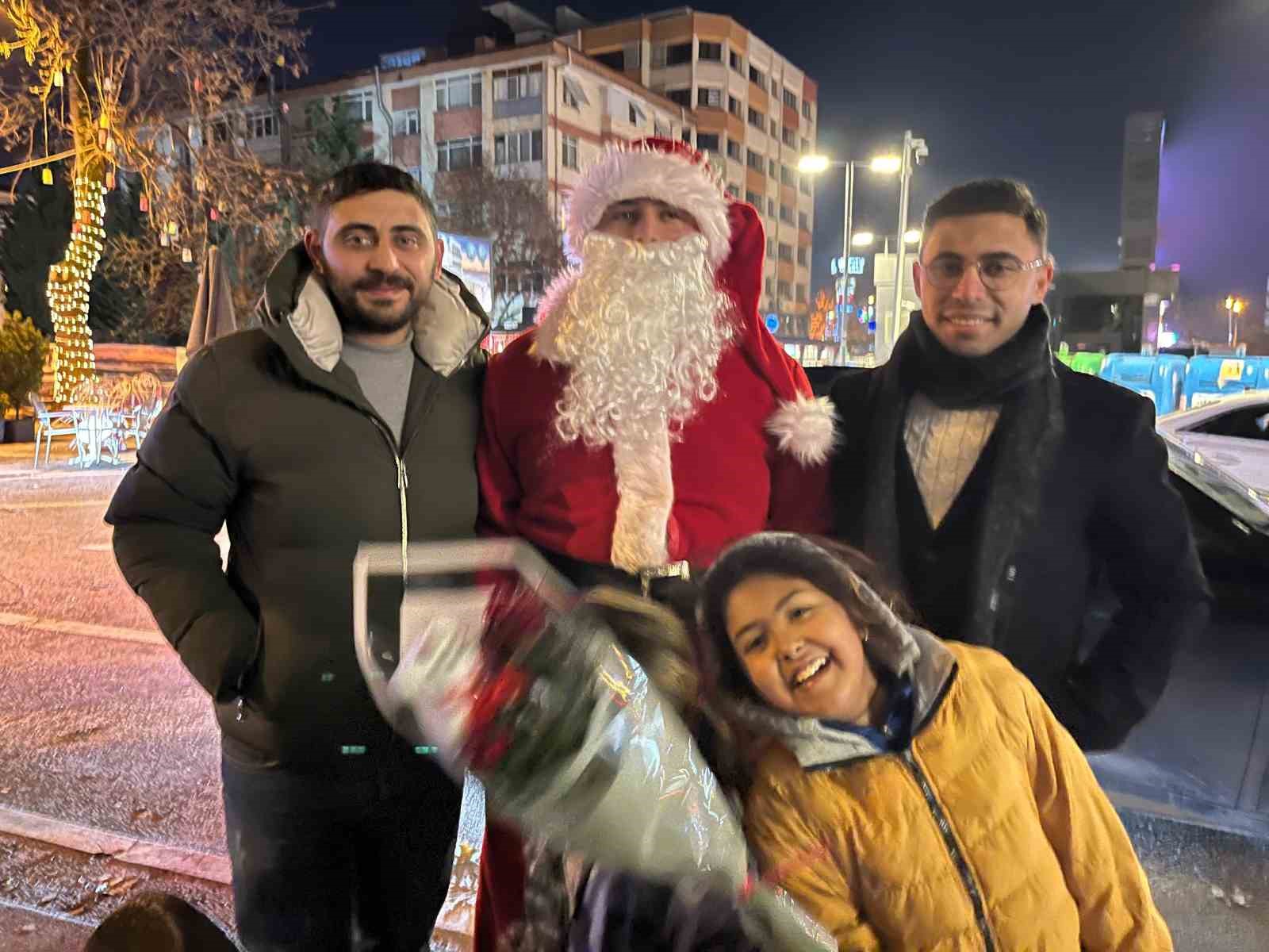 Kocaeli 2026’ya coşkuyla girdi: Sokaklar ışıltı ve neşeyle doldu
