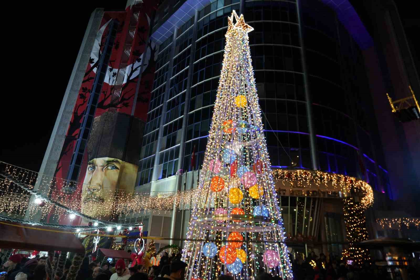 Kocaeli 2026’ya coşkuyla girdi: Sokaklar ışıltı ve neşeyle doldu
