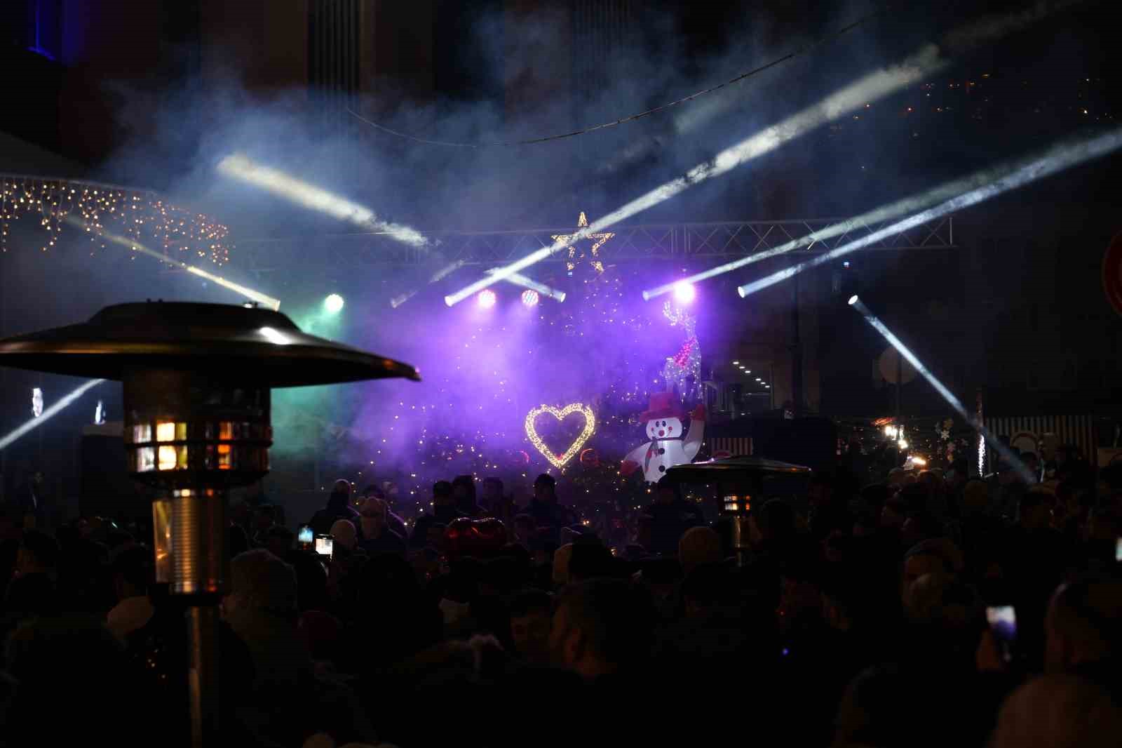 Kocaeli 2026’ya coşkuyla girdi: Sokaklar ışıltı ve neşeyle doldu
