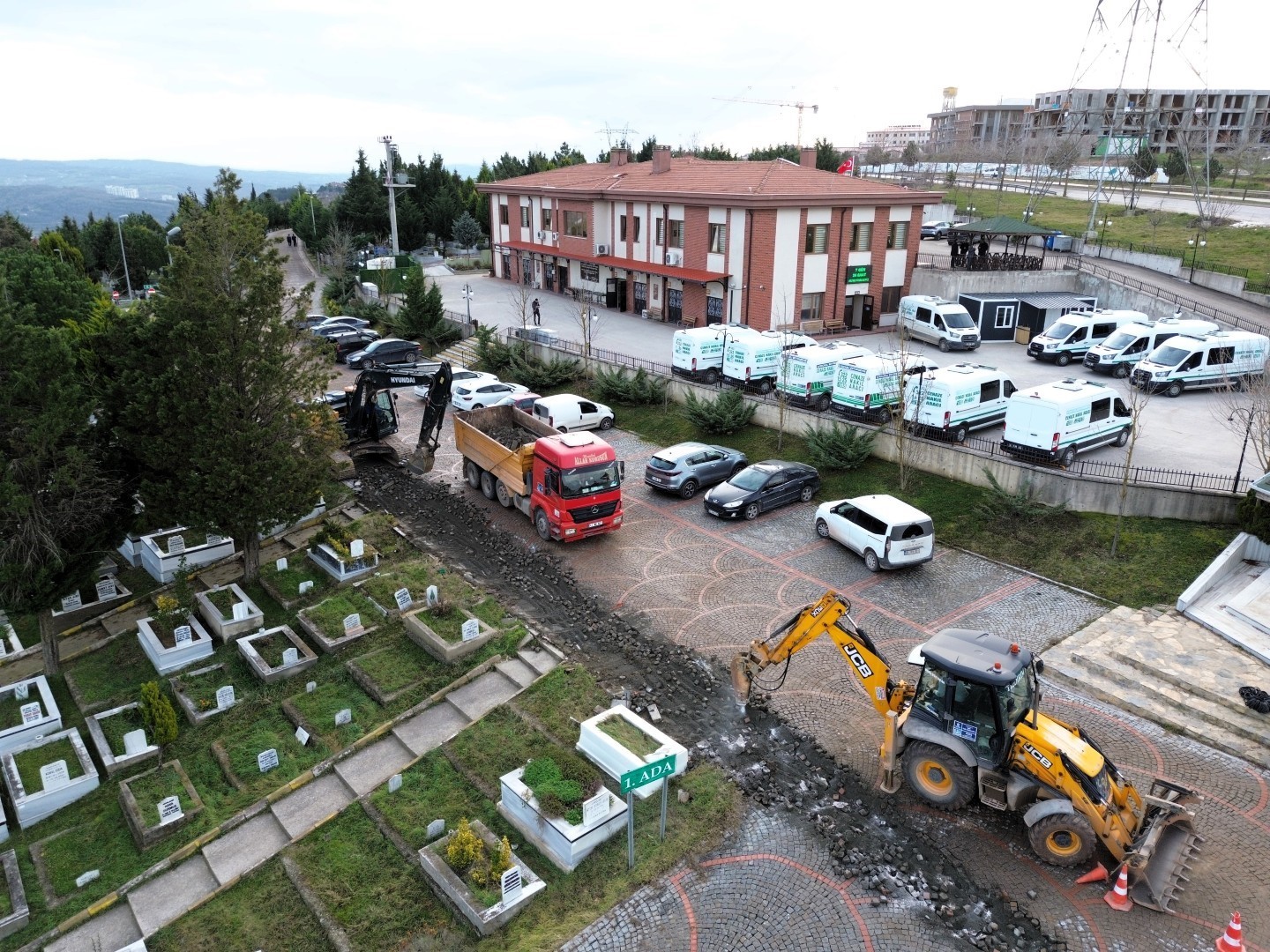 Kocaeli Kent Mezarlığı’nda su hattı yenileme çalışması
