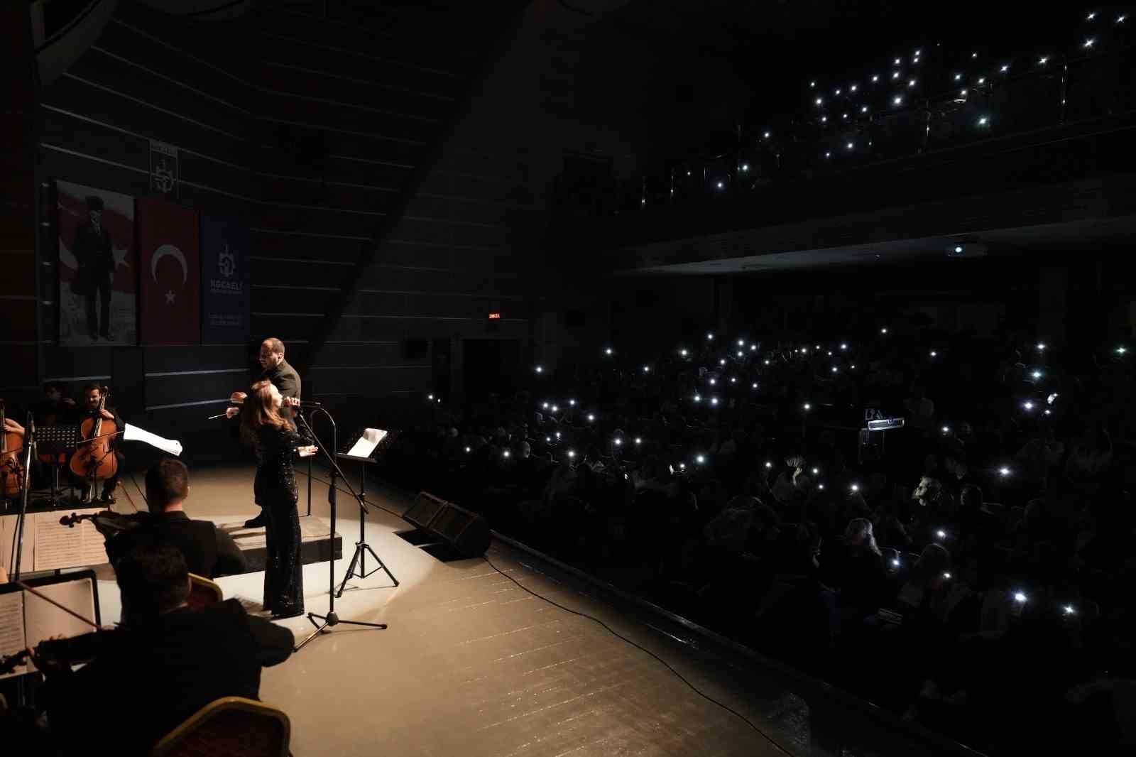 Kocaeli Orkestrası, Toygar Işıklı dizi müziklerini izleyiciyle buluşturdu
Kocaeli Orkestrası, Toygar Işıklı dizi müziklerini izleyiciyle buluşturdu