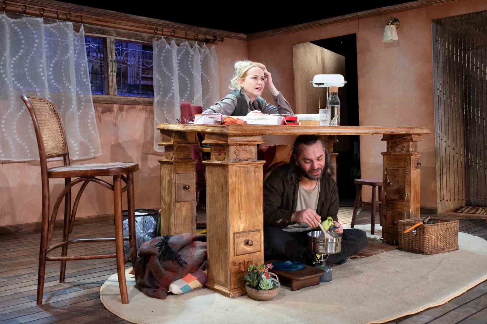 Kocaeli Şehir Tiyatroları "Masanın Altında" oyunuyla Başiskele’de sahne aldı
