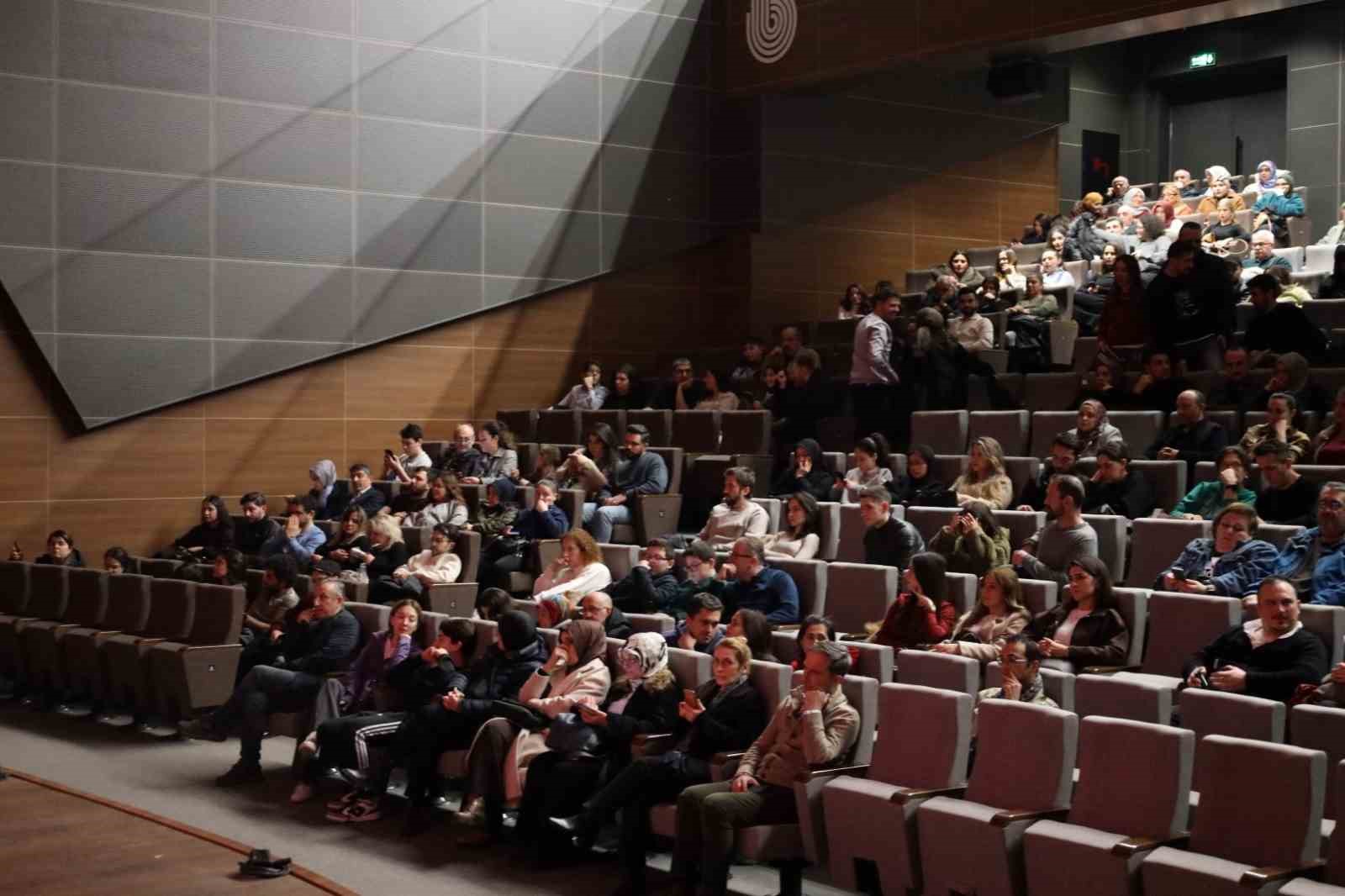 Kocaeli Şehir Tiyatroları "Masanın Altında" oyunuyla Başiskele’de sahne aldı
