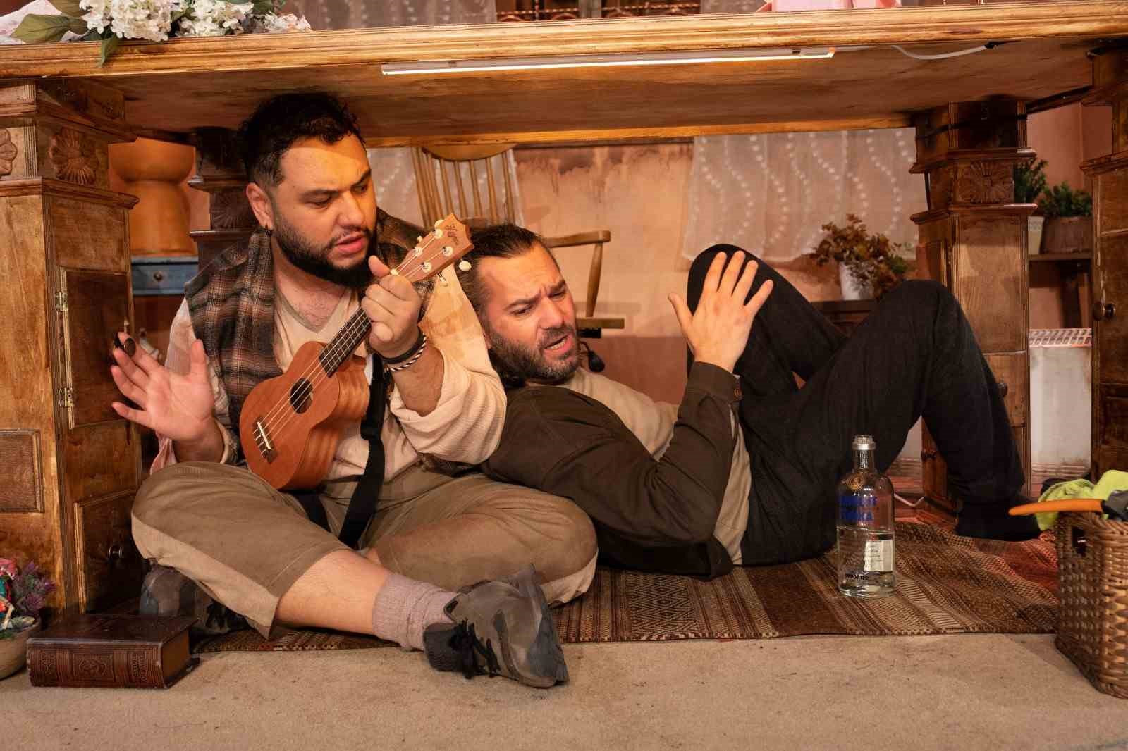 Kocaeli Şehir Tiyatroları "Masanın Altında" oyunuyla Başiskele’de sahne aldı
