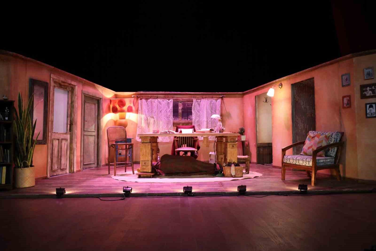 Kocaeli Şehir Tiyatroları "Masanın Altında" oyunuyla Başiskele’de sahne aldı
