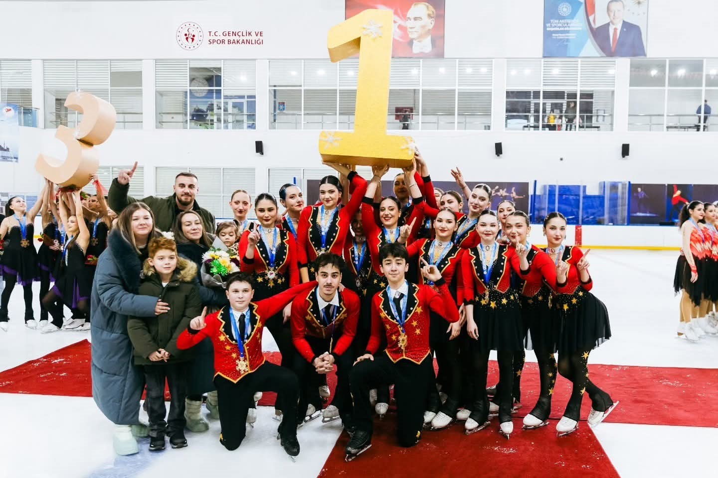 Kocaeli takımları, senkronize buz pateninde kürsüyü kaptırmadı
Kocaeli takımları, senkronize buz pateninde kürsüyü kaptırmadı