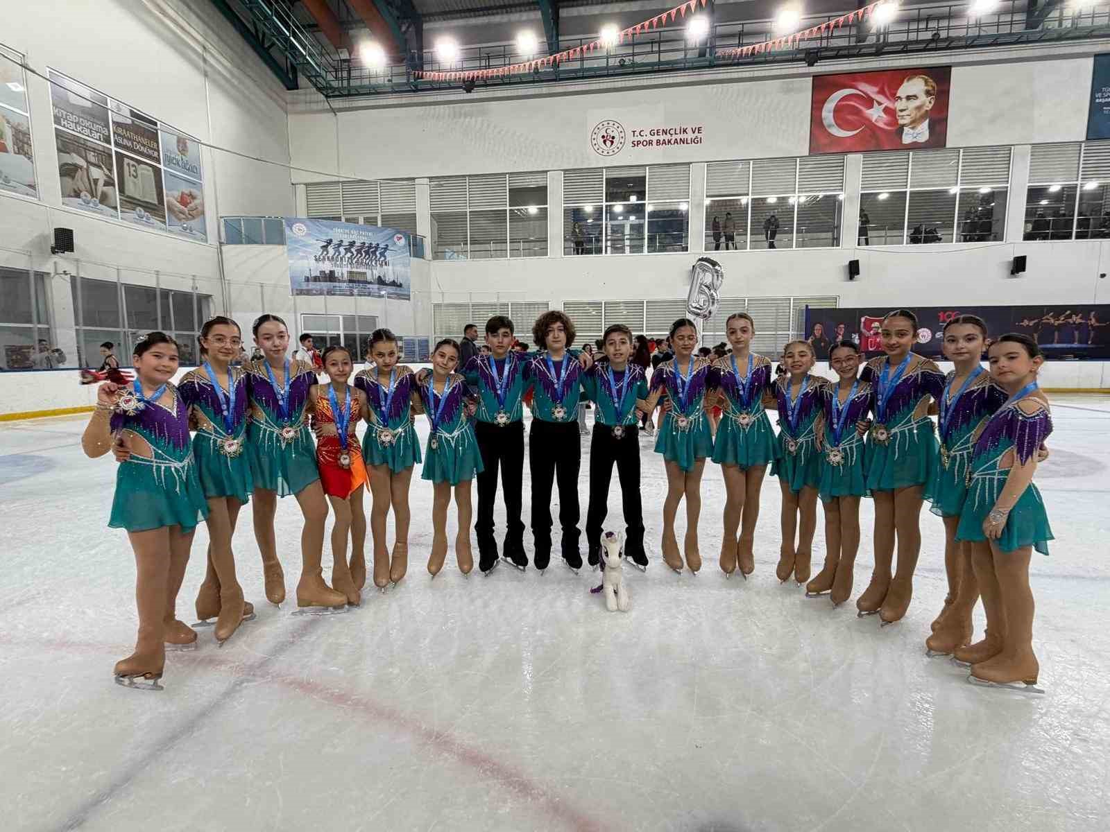 Kocaeli takımları, senkronize buz pateninde kürsüyü kaptırmadı
Kocaeli takımları, senkronize buz pateninde kürsüyü kaptırmadı