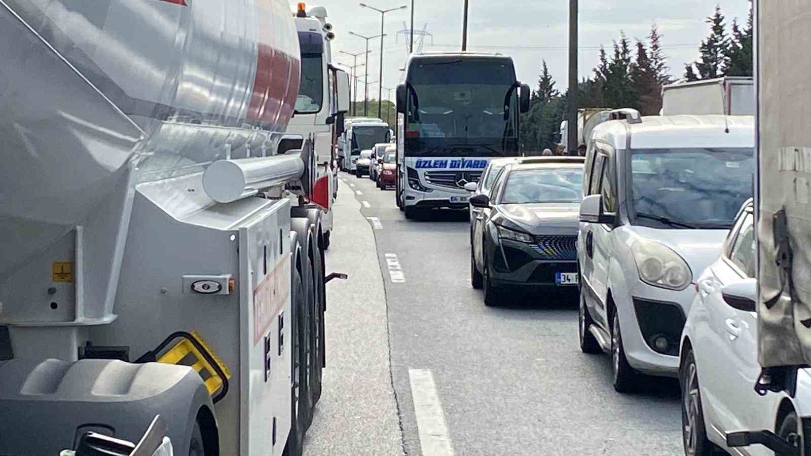 Kocaeli TEM’de 6 tır birbirine girdi: Ankara yönü trafiğe kapandı
