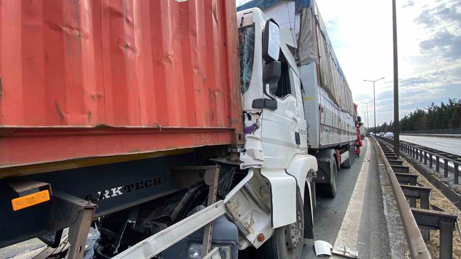 Kocaeli TEM’de 6 tır birbirine girdi: Ankara yönü trafiğe kapandı
