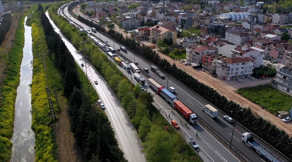 Kocaeli TEM’de 6 tır birbirine girdi: Ankara yönü trafiğe kapandı
