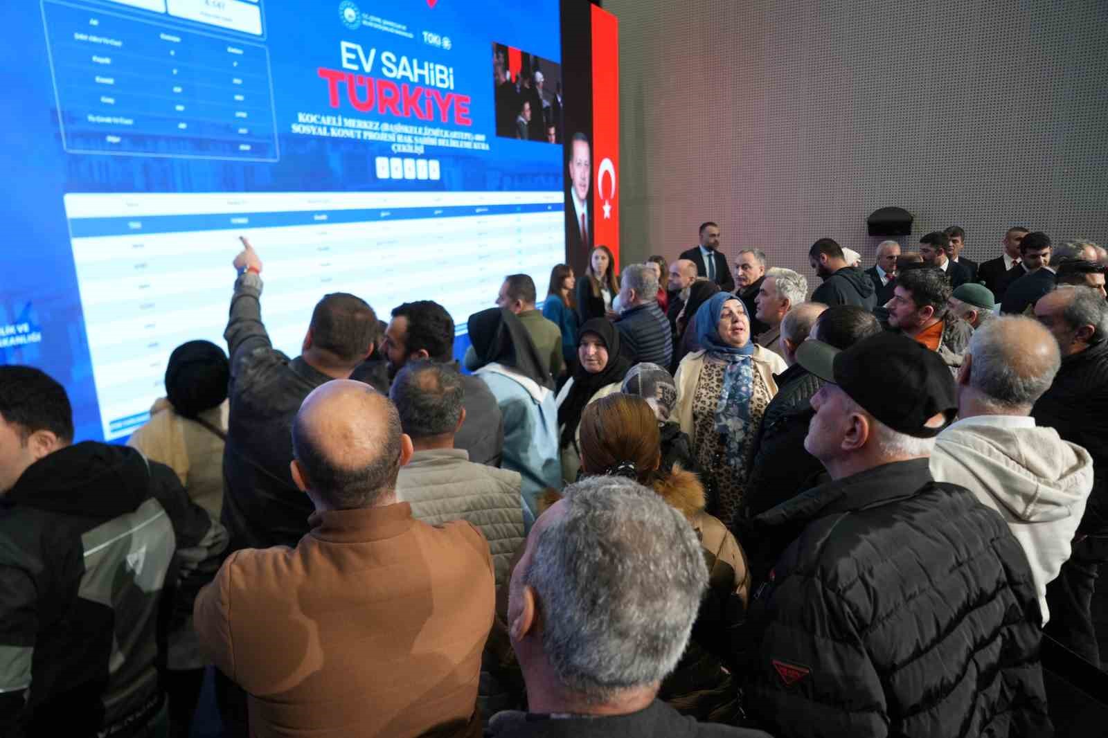 Kocaeli’de 10 bin 340 sosyal konutun kura çekimi Bakan Kurum’un katılımıyla yapıldı
