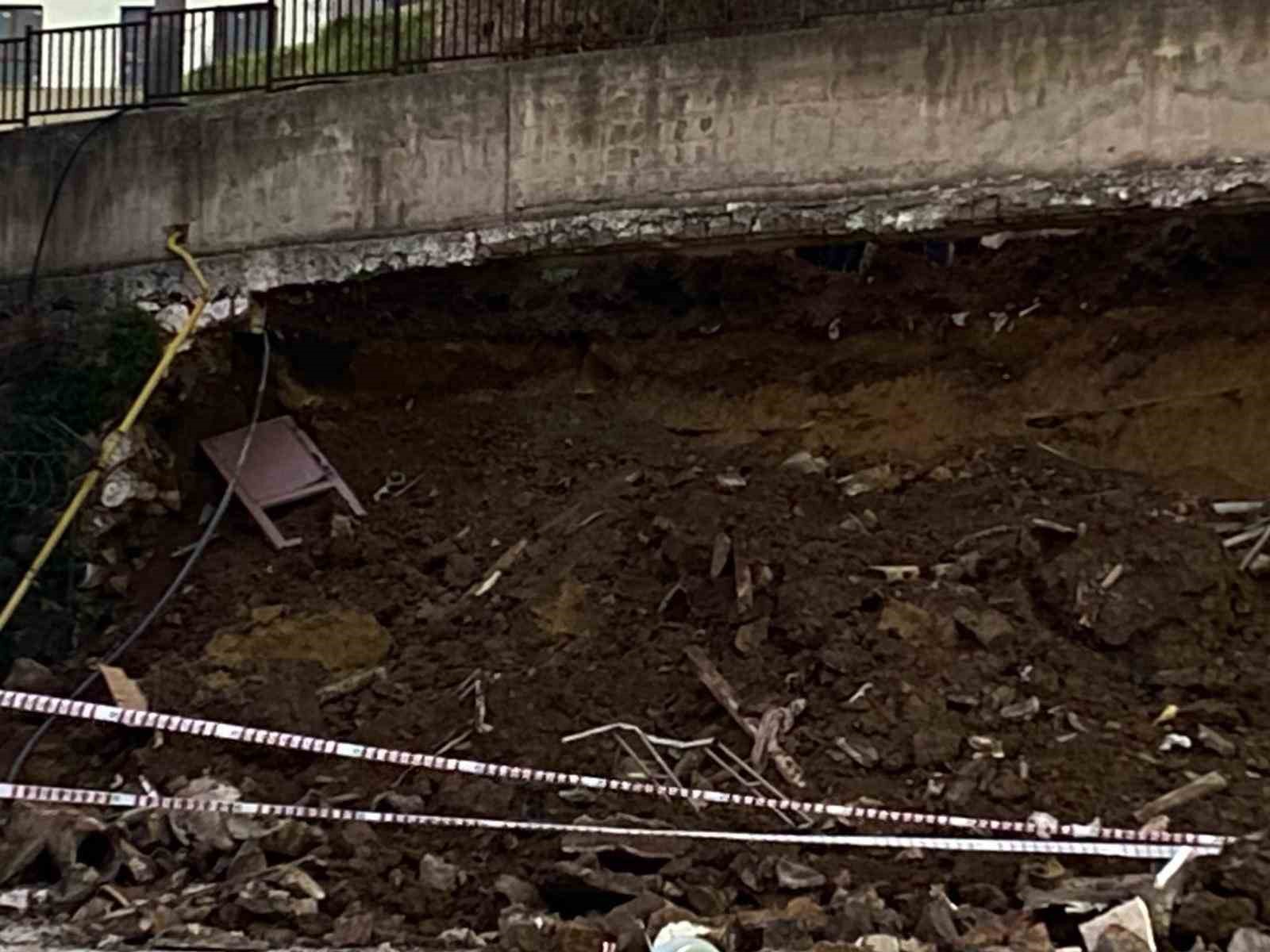 Kocaeli’de 10 metrelik istinat duvarı okul bahçesine devrildi
