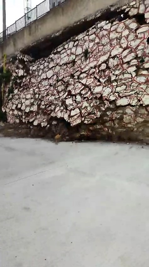 Kocaeli’de 10 metrelik istinat duvarı okul bahçesine devrildi
