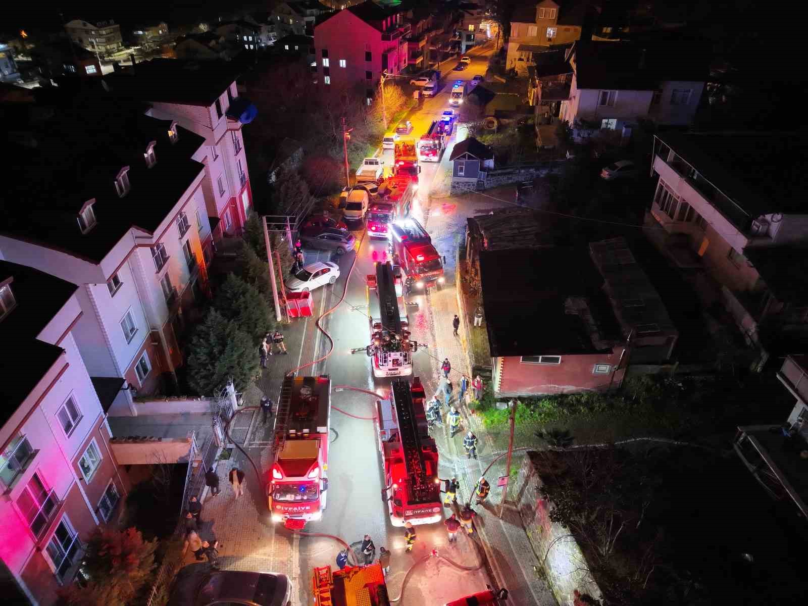 Kocaeli’de 2 katlı evin çatısı alevlere teslim oldu
