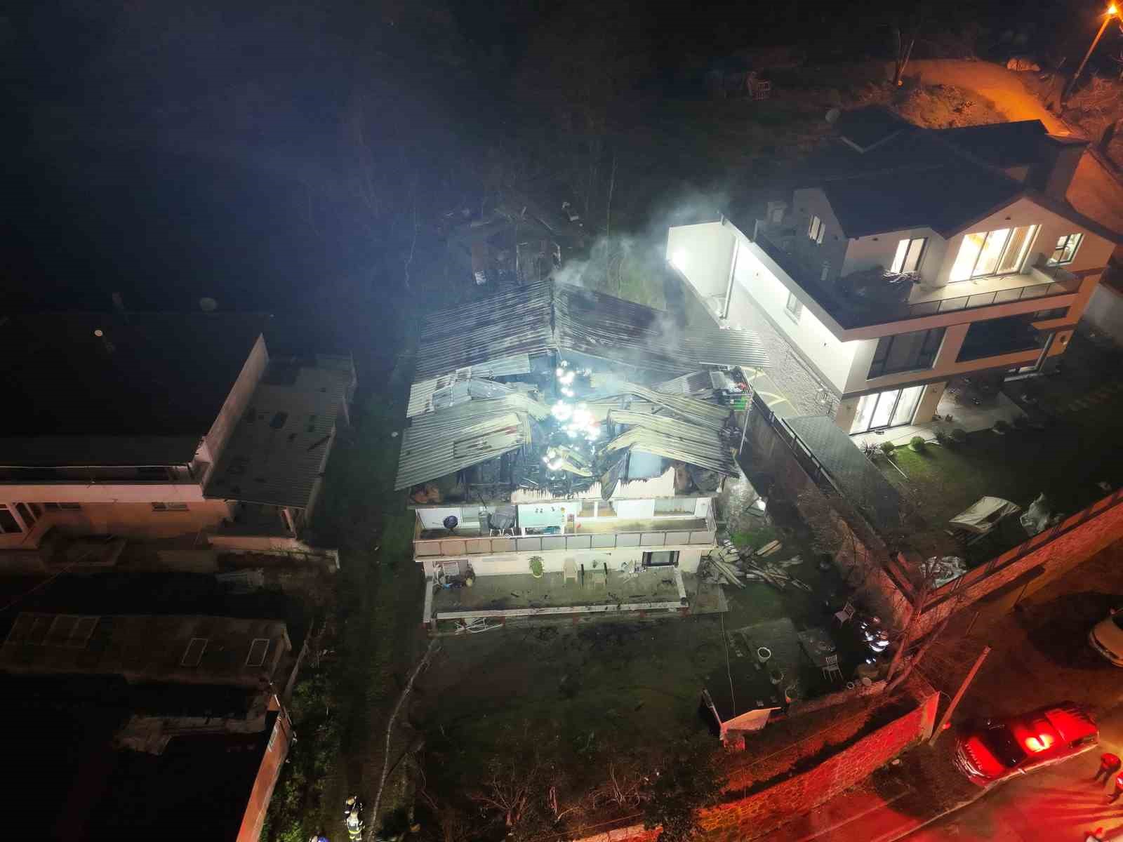 Kocaeli’de 2 katlı evin çatısı alevlere teslim oldu
