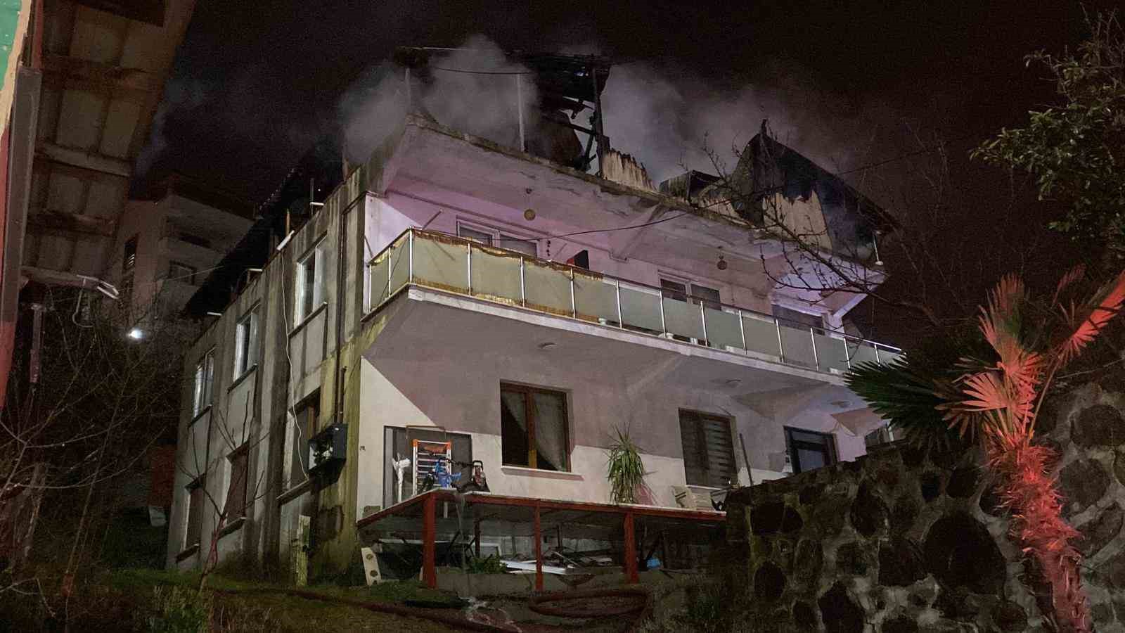 Kocaeli’de 2 katlı evin çatısı alevlere teslim oldu
