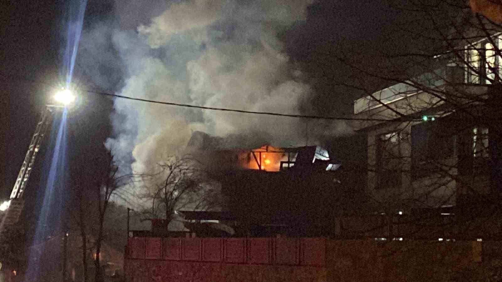 Kocaeli’de 2 katlı evin çatısı alevlere teslim oldu
