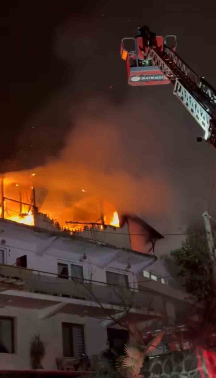 Kocaeli’de 2 katlı evin çatısı alevlere teslim oldu
