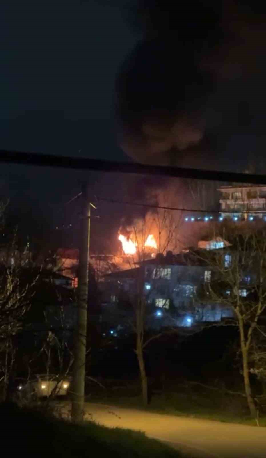 Kocaeli’de 2 katlı evin çatısı alevlere teslim oldu
