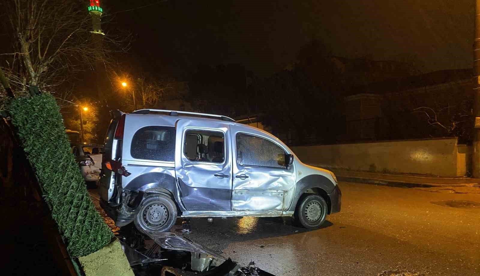 Kocaeli’de 3 aracın karıştığı zincirleme kazada sürücü kaçtı: 1 yaralı
