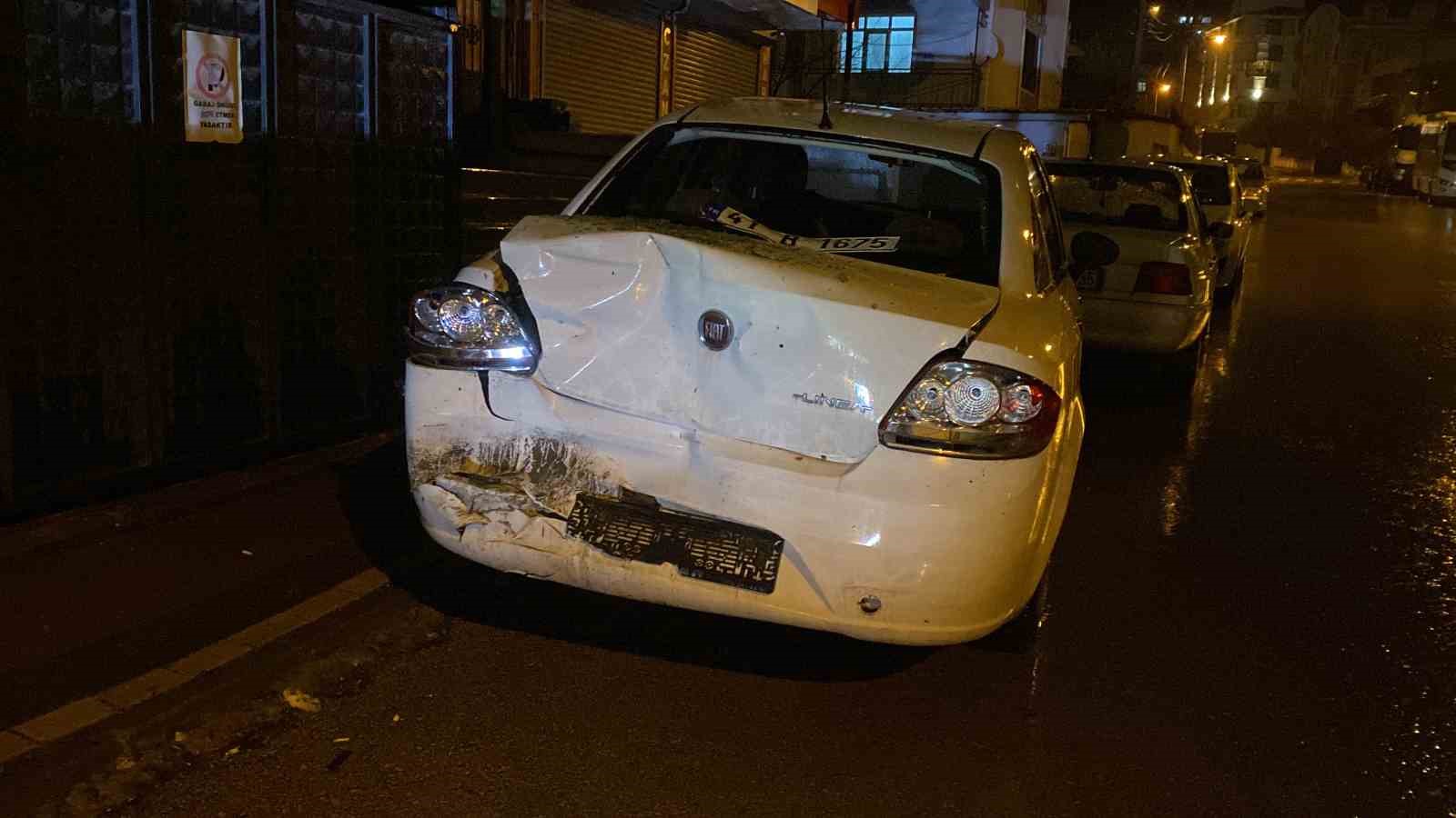 Kocaeli’de 3 aracın karıştığı zincirleme kazada sürücü kaçtı: 1 yaralı
