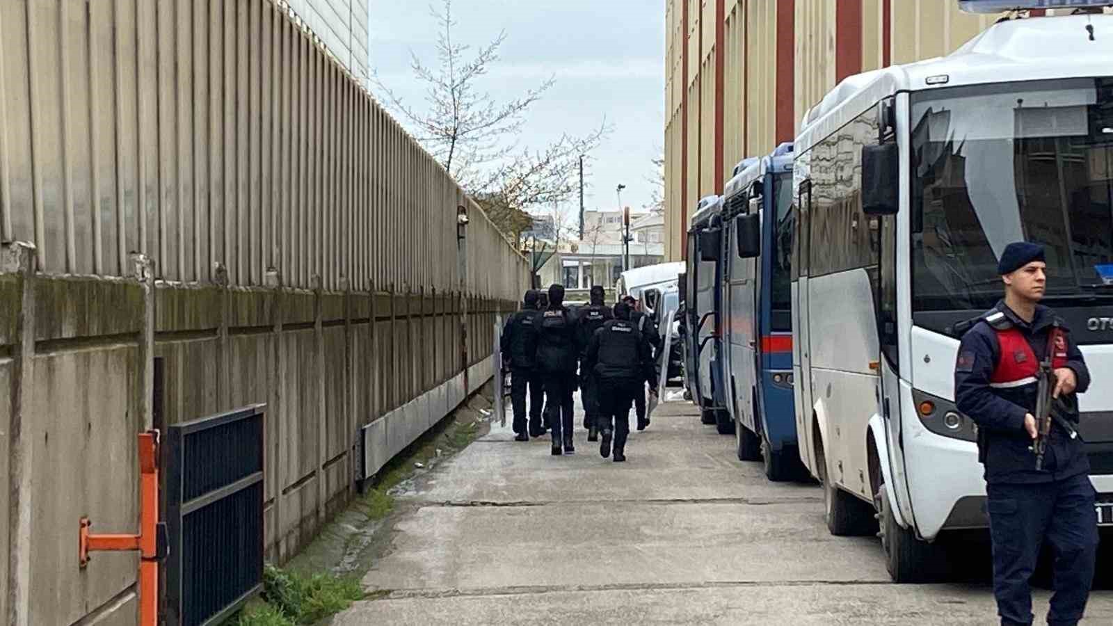 Kocaeli’de 3 kişinin öldüğü silahlı saldırıya ilişkin 9 şüpheli adliyede
