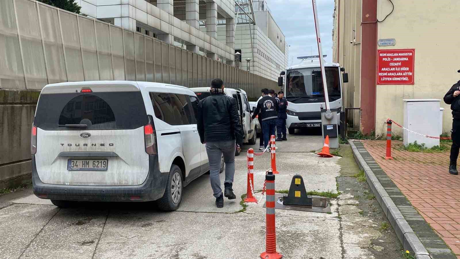 Kocaeli’de 3 kişinin öldüğü silahlı saldırıya ilişkin 9 şüpheli adliyede
