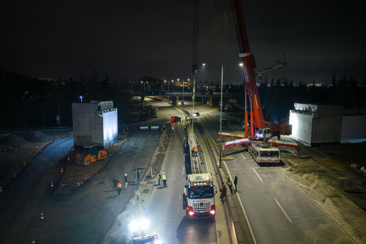 Kocaeli’de 700 tonluk vinçle 9 saatlik gece operasyonu
