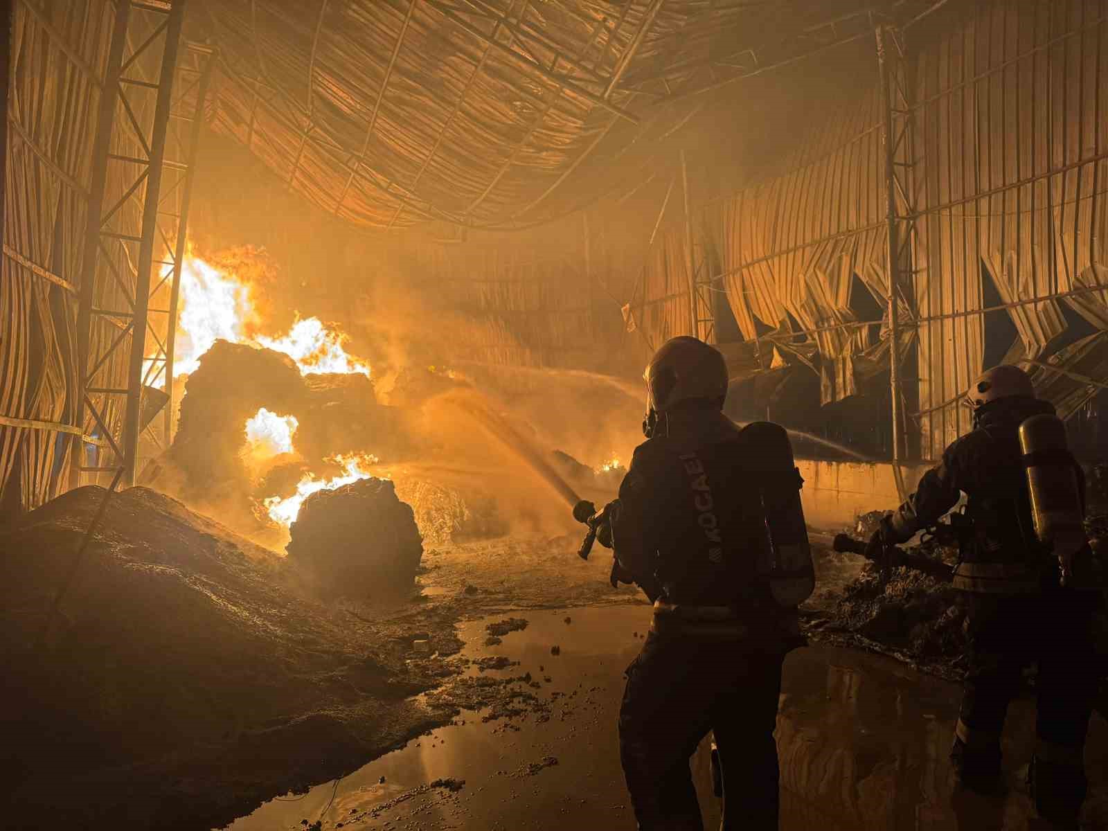 Kocaeli’de atık naylon deposunda yangın
