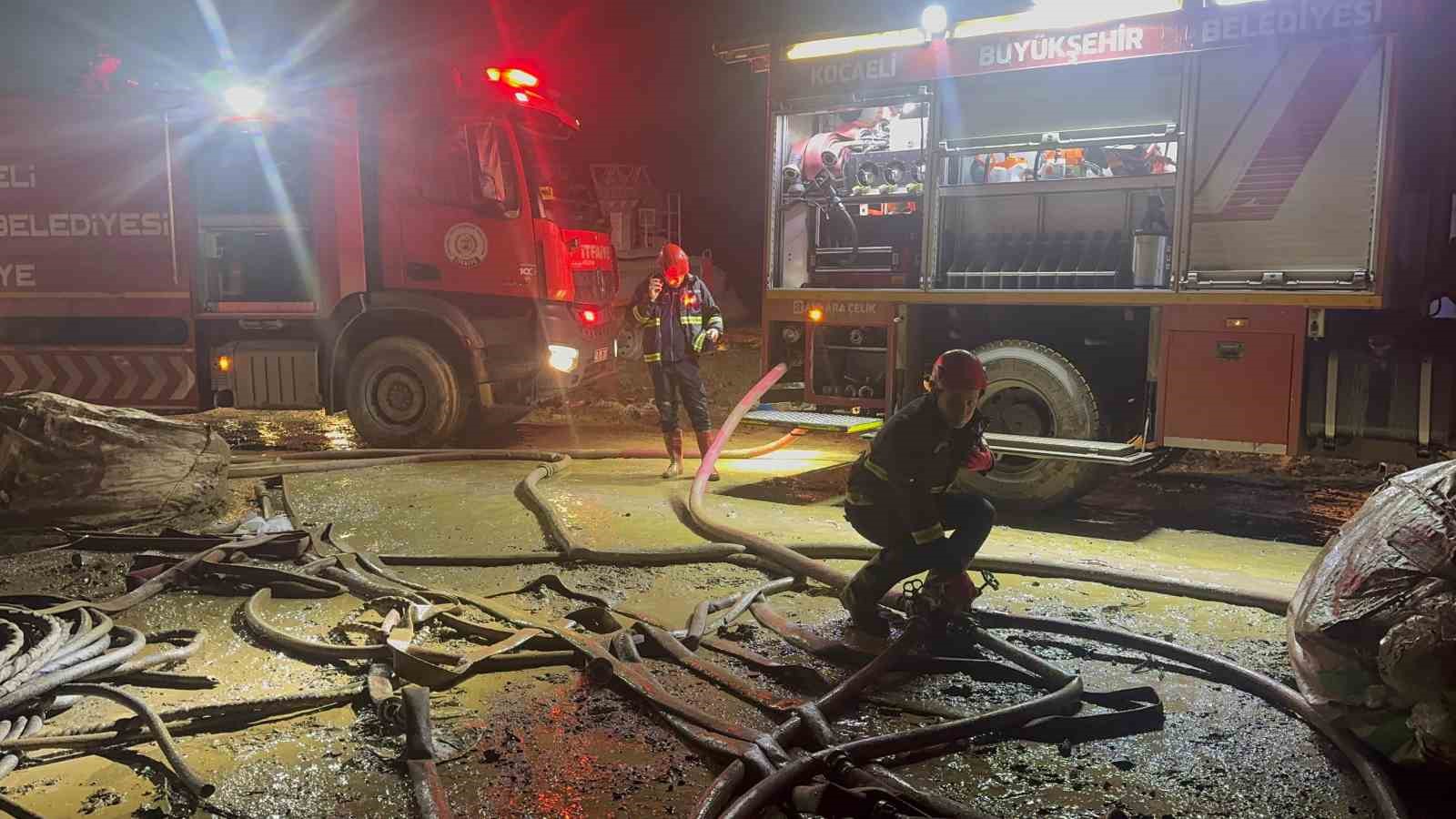 Kocaeli’de atık naylon deposunda yangın
