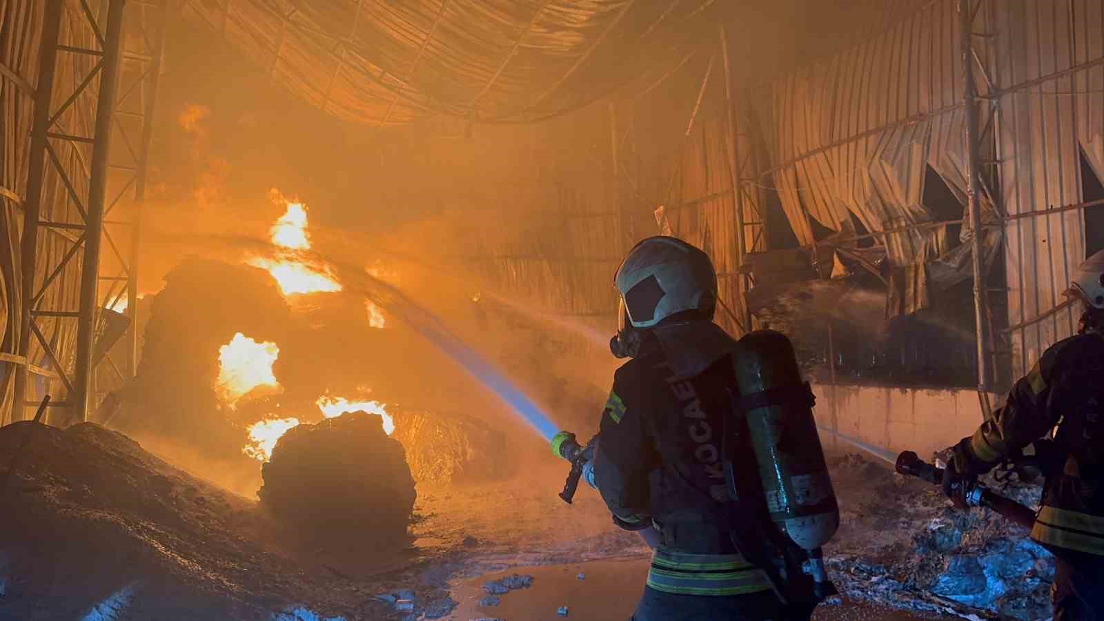 Kocaeli’de atık naylon deposunda yangın
