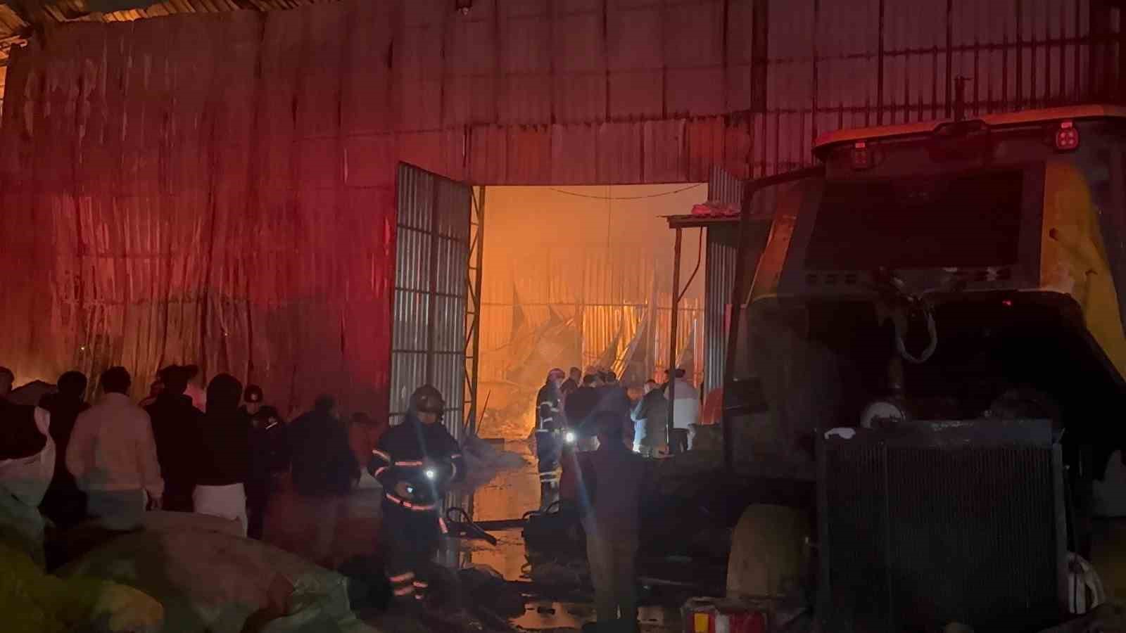 Kocaeli’de atık naylon deposunda yangın
