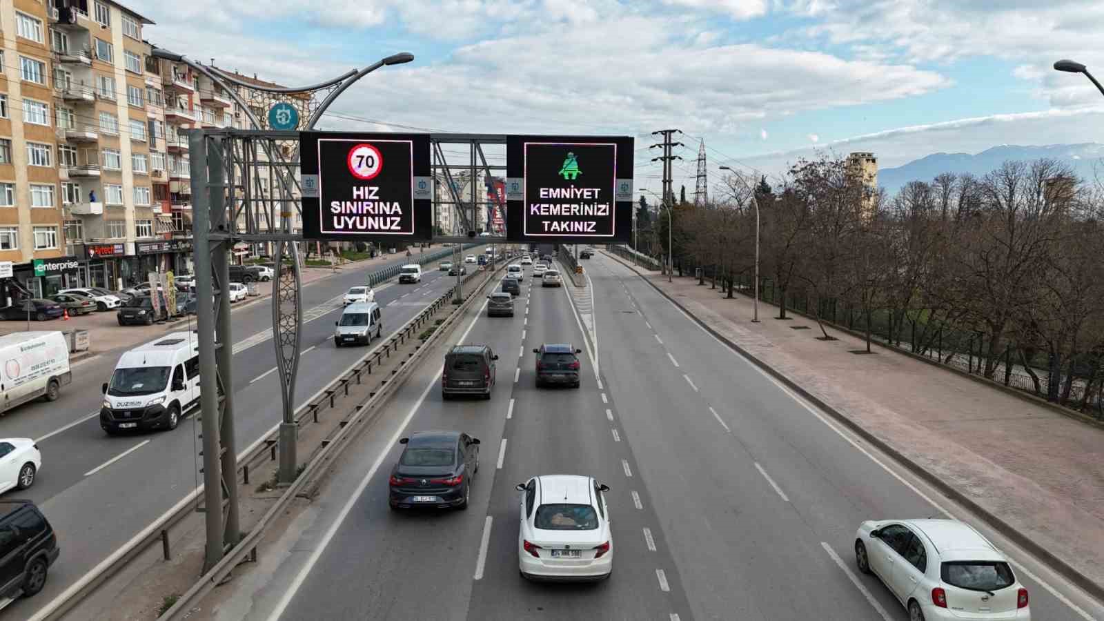 Kocaeli’de aylık 1,7 ton yakıt ve 3,2 ton karbon tasarrufuyla akıllı trafik
Kocaeli’de aylık 1,7 ton yakıt ve 3,2 ton karbon tasarrufuyla akıllı trafik