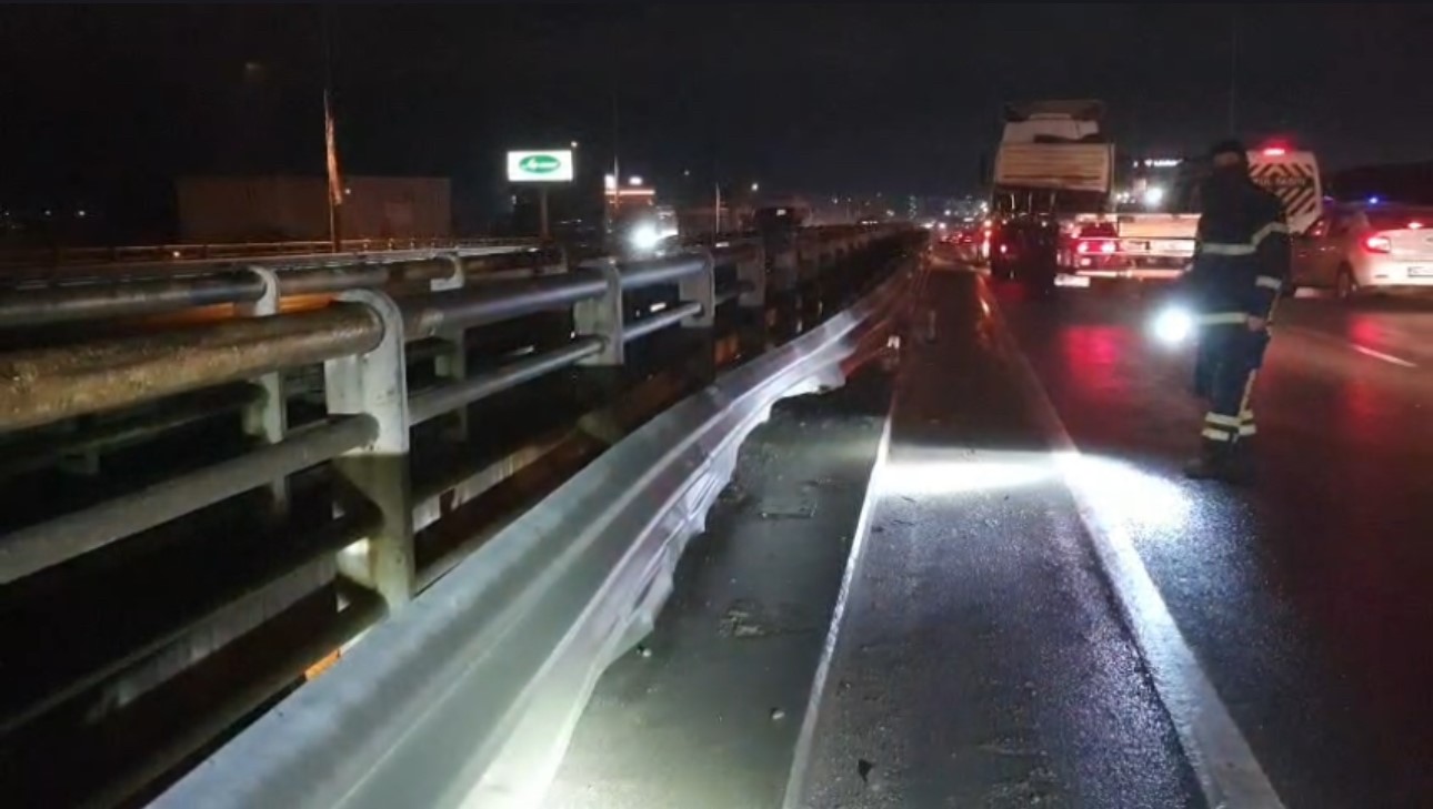 Kocaeli’de bariyerlere çarpan otomobilin sürücüsü yaralandı
