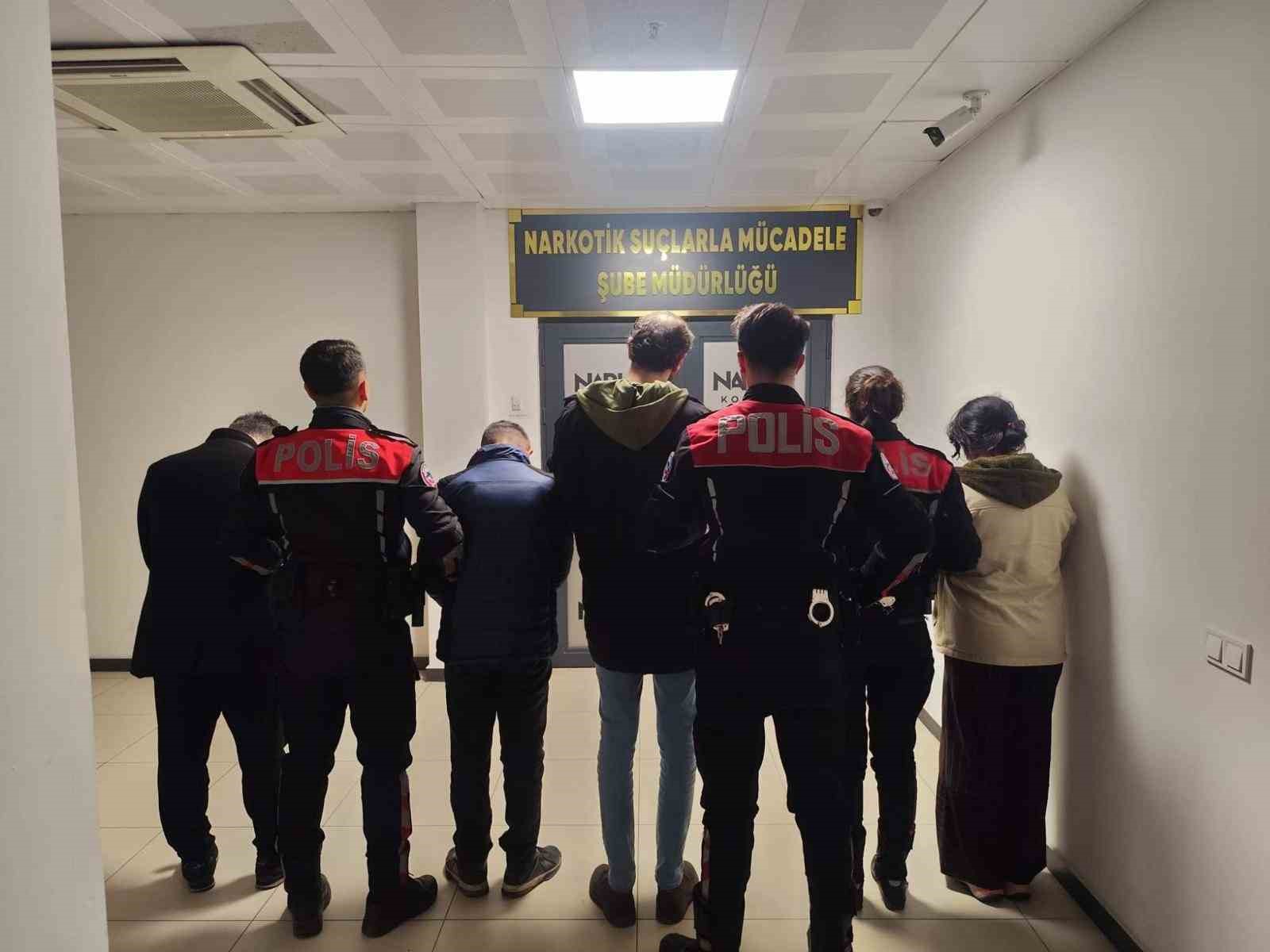 Kocaeli’de durdurulan 4 şüpheliden yüklü miktarda uyuşturucu çıktı
